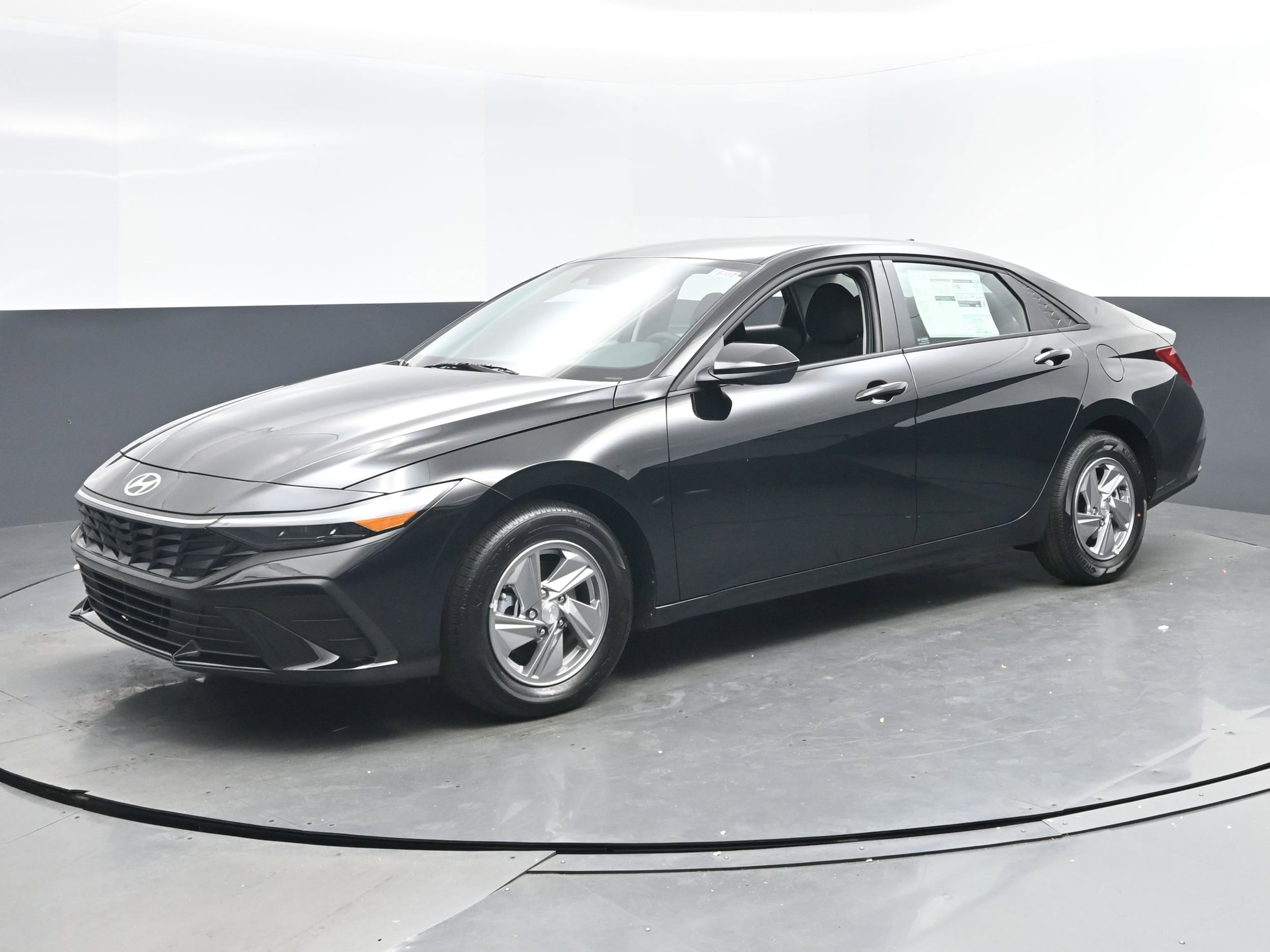 2025 Hyundai Elantra SE's photo