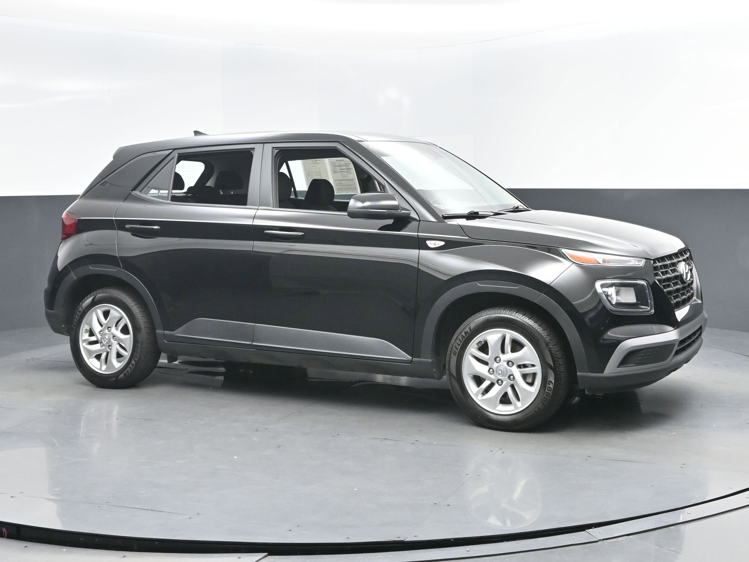 2022 Hyundai Venue SE photo 2