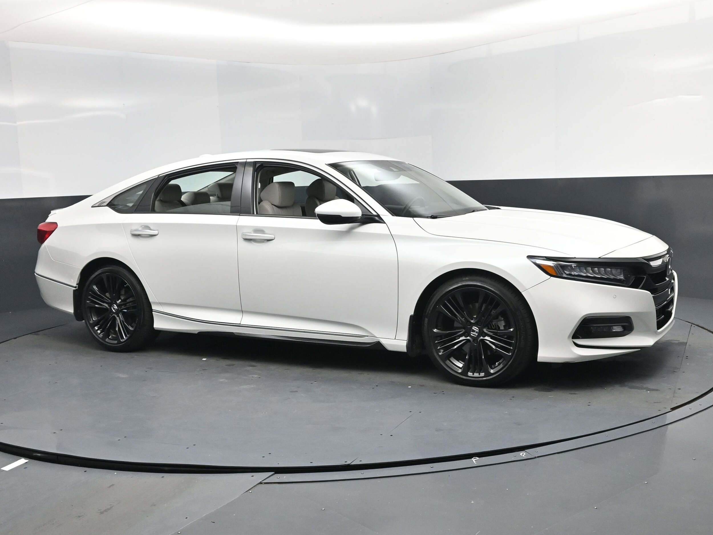 2018 Honda Accord Touring 2.0T photo 2