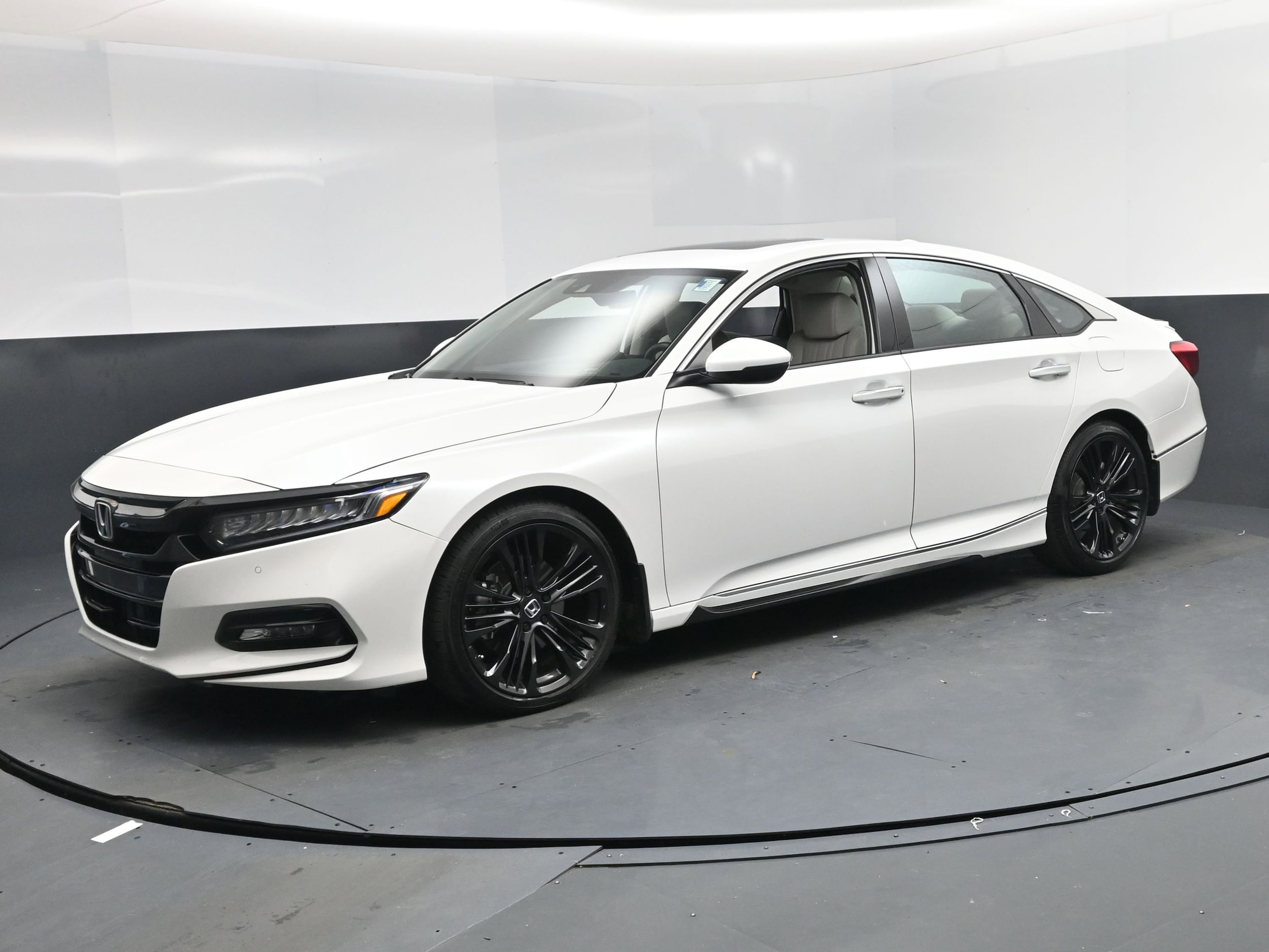 2018 Honda Accord Touring's photo