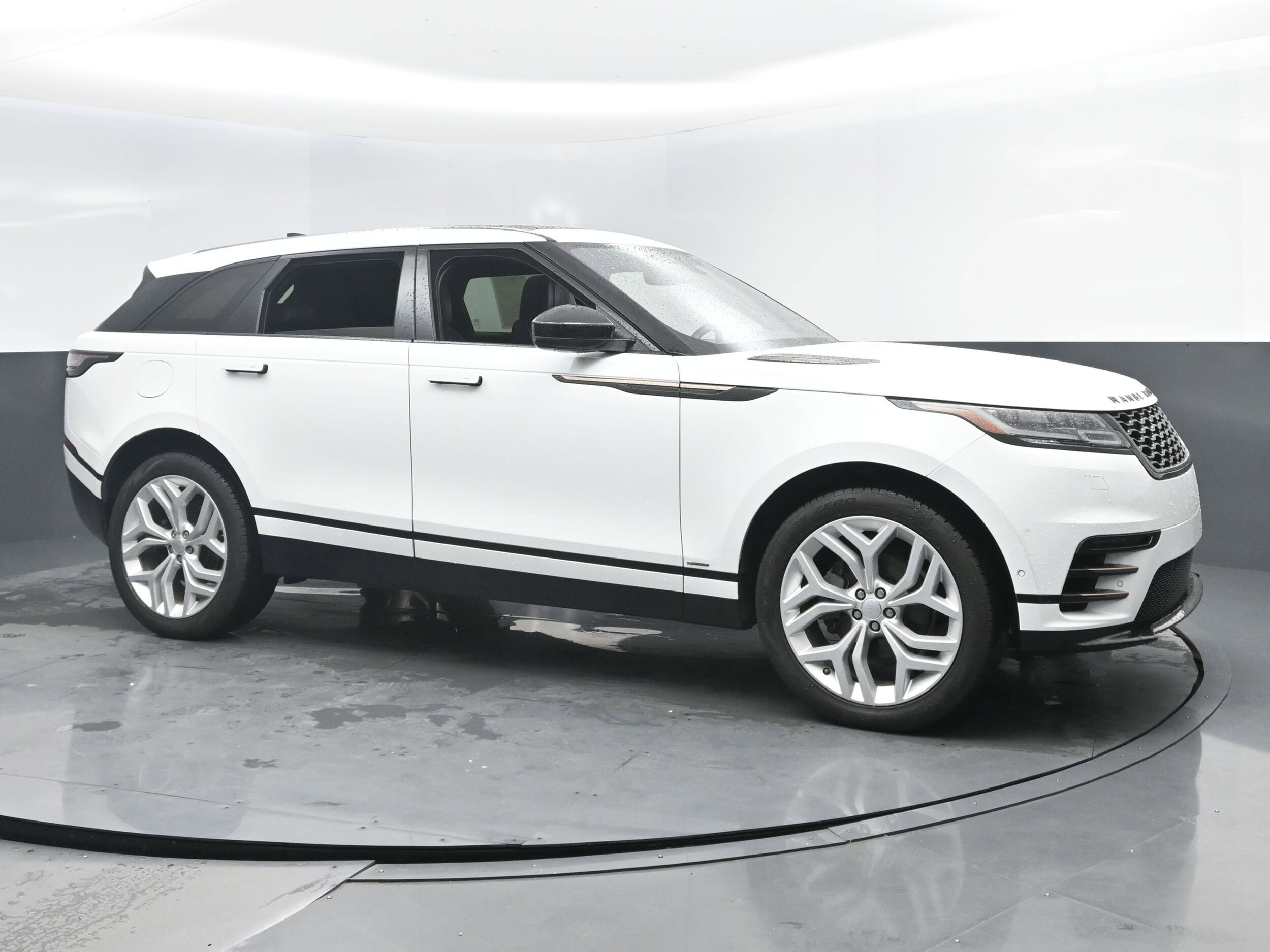 2019 Land Rover Range Rover Velar SE photo 2
