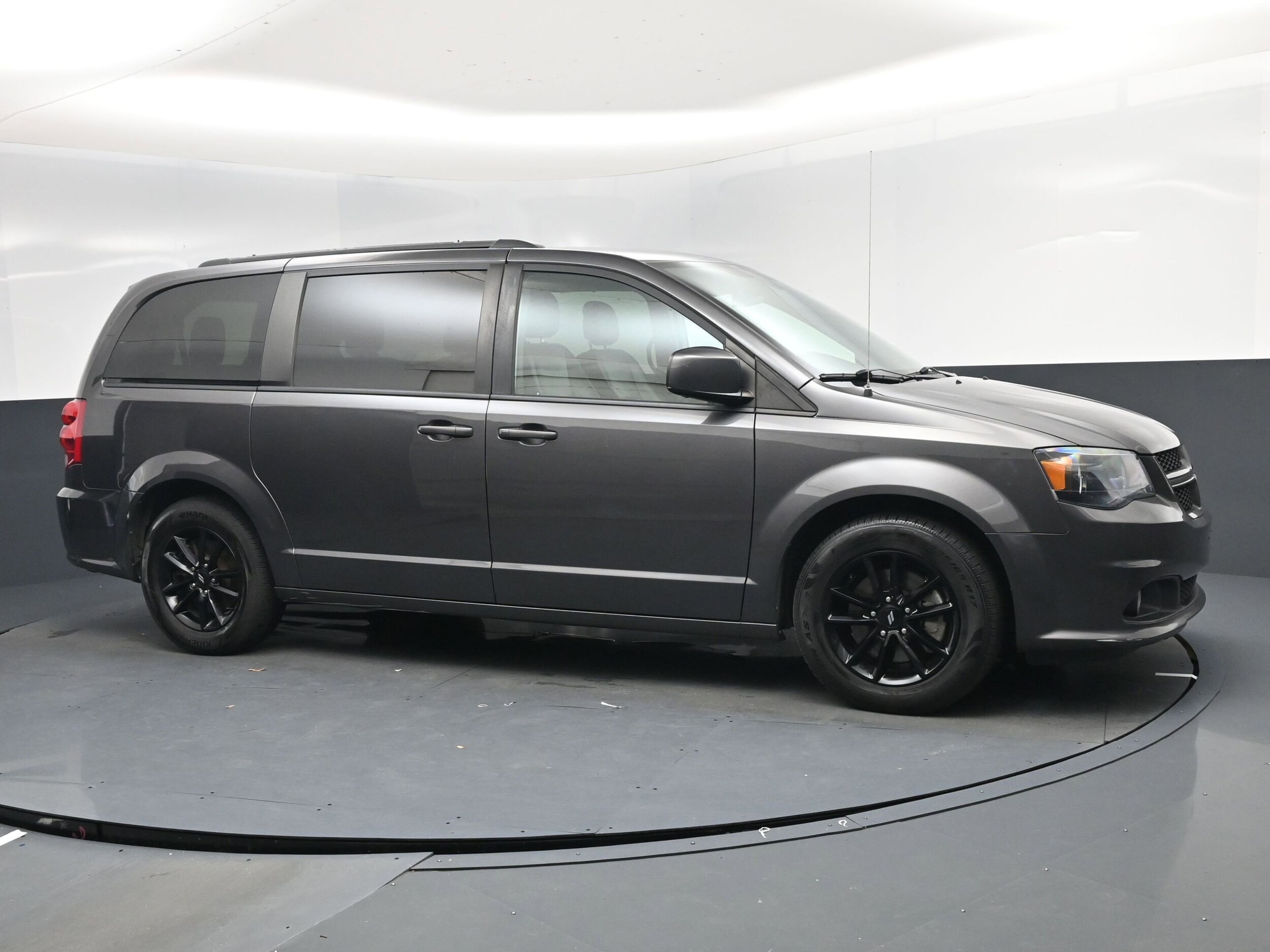 2019 Dodge Grand Caravan GT photo 2