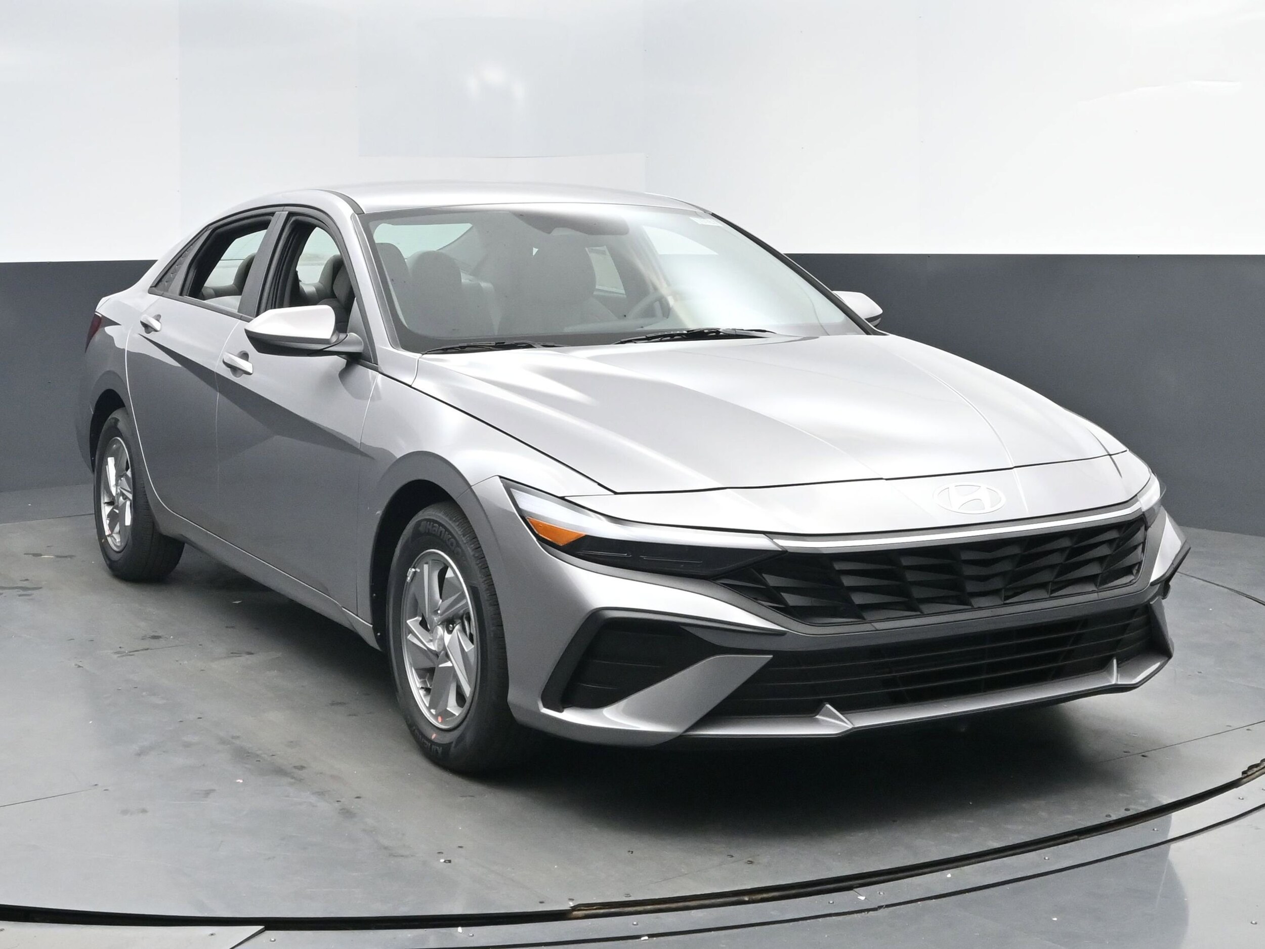 2025 Hyundai Elantra SE photo 2