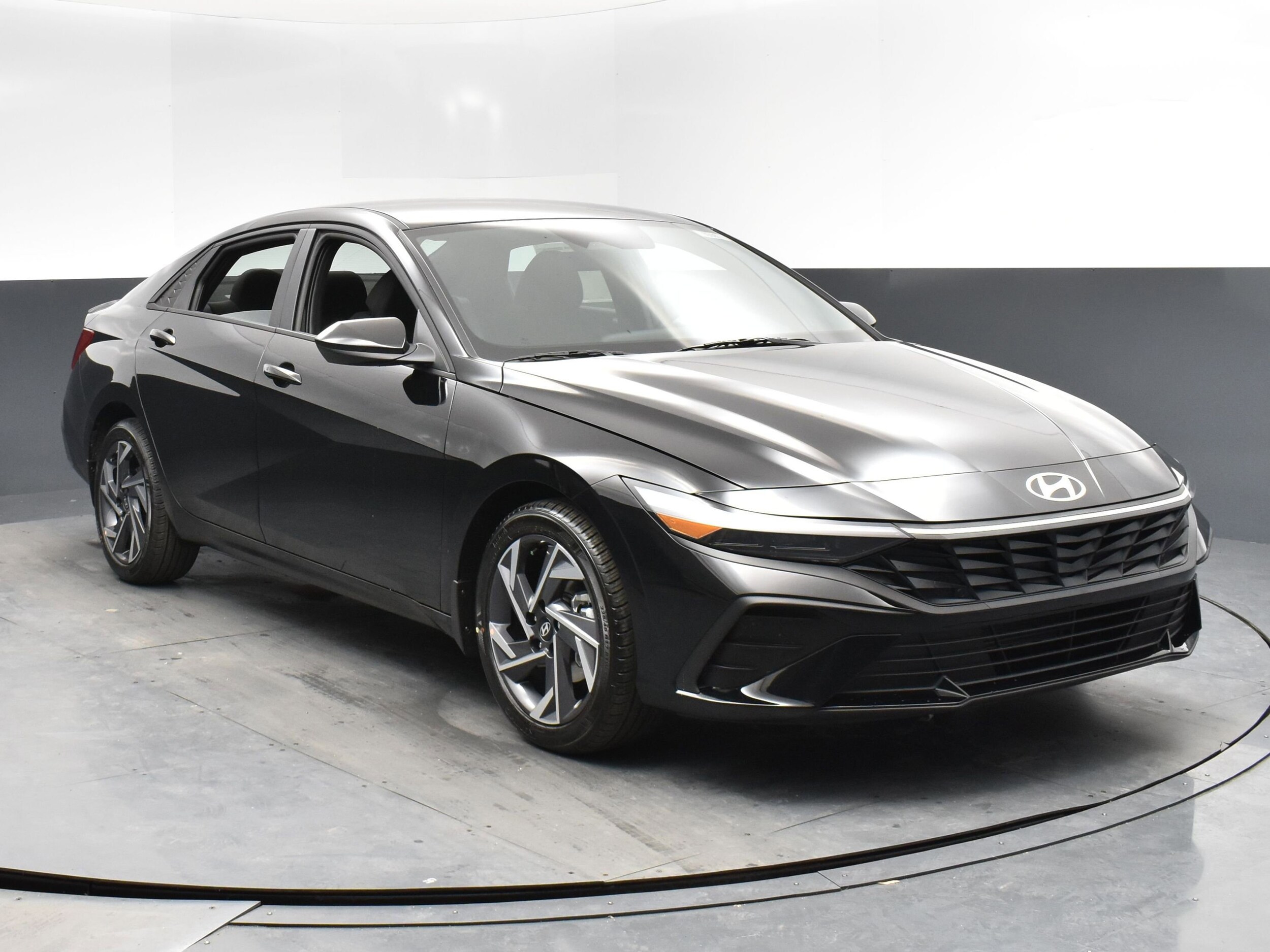2025 Hyundai Elantra SEL Sport photo 2