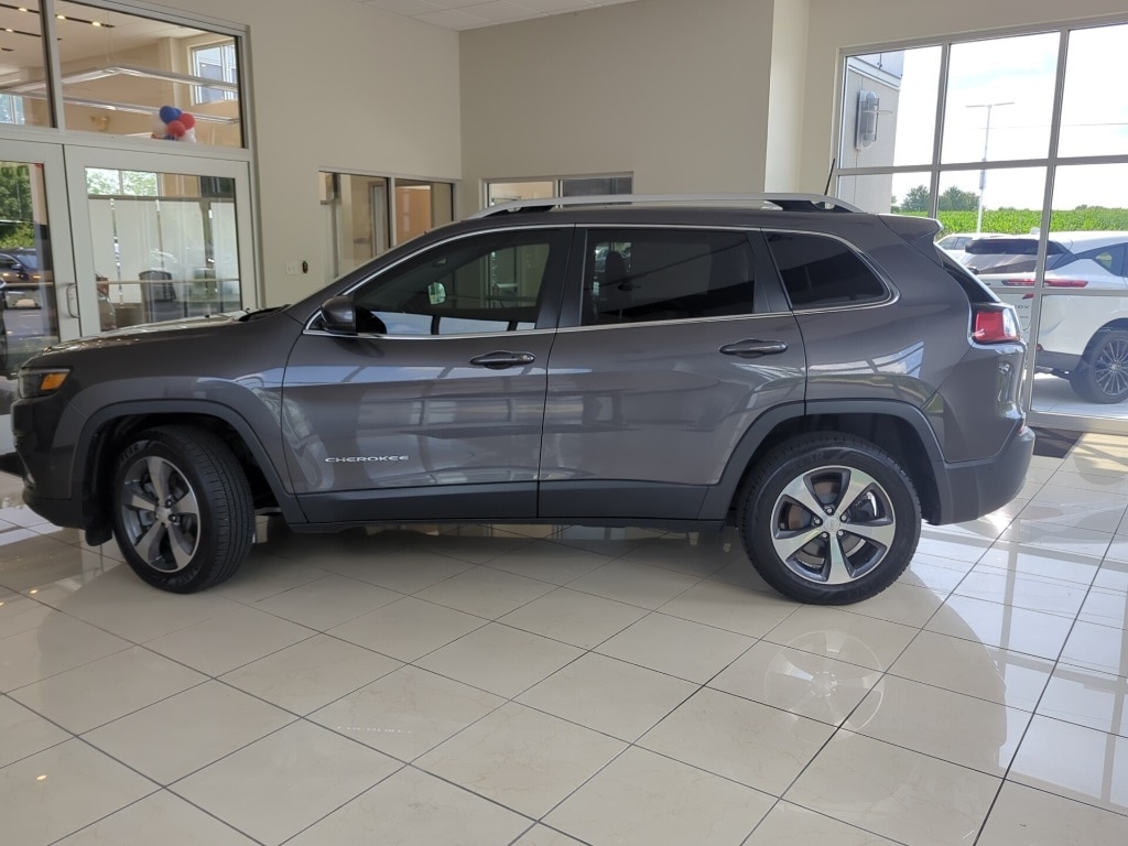 Used 2019 Jeep Cherokee Limited with VIN 1C4PJMDX8KD218287 for sale in Peoria, IL