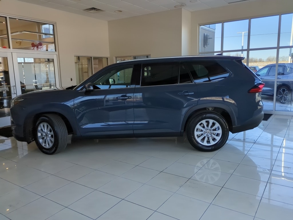 Used 2024 Toyota Grand Highlander XLE with VIN 5TDAAAA50RS014766 for sale in Peoria, IL