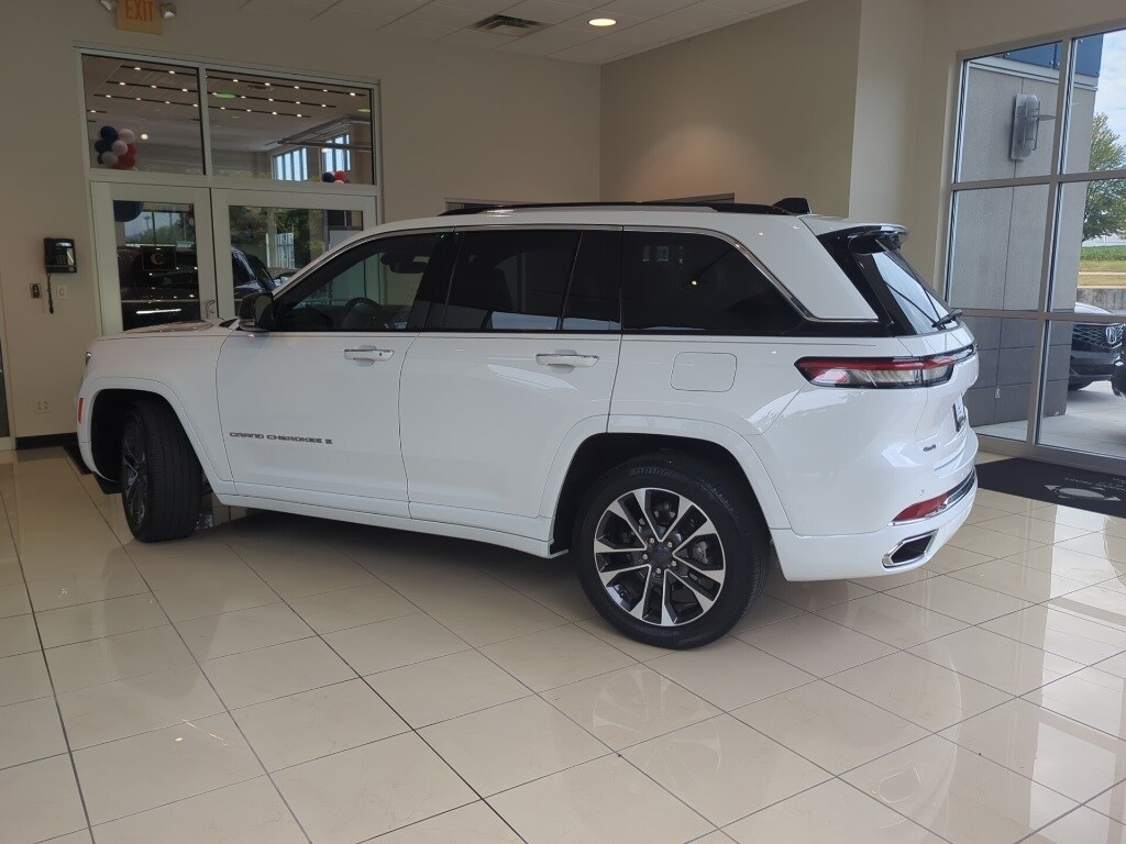 2023 Jeep Grand Cherokee Overland photo 2