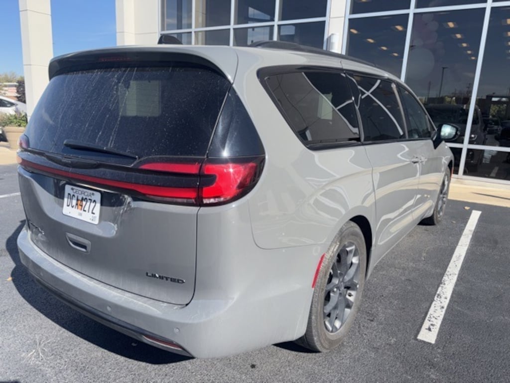 Used 2025 Chrysler Pacifica Limited Minivan/Van
