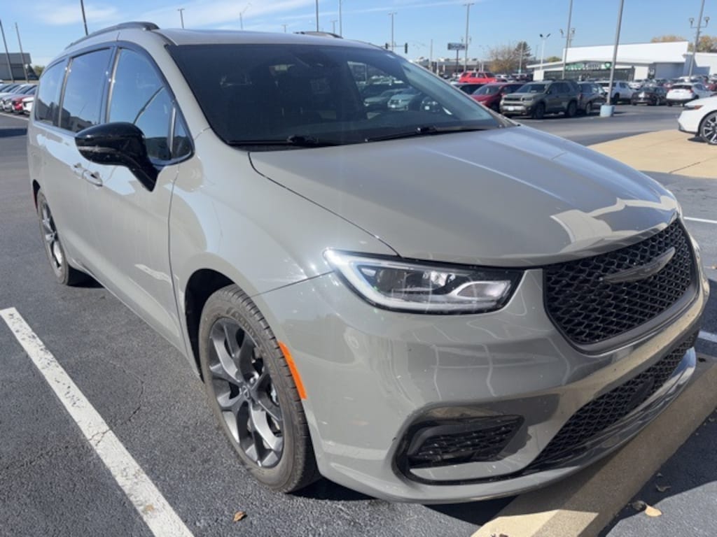 Used 2025 Chrysler Pacifica Limited Minivan/Van