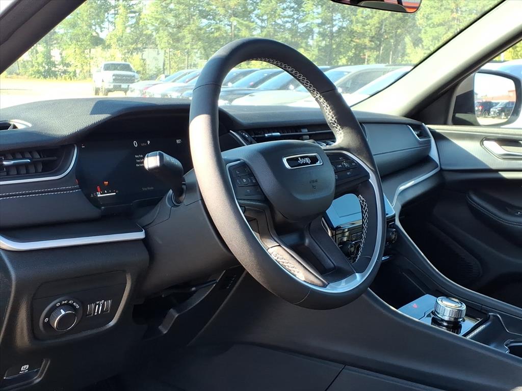 2025 Jeep Grand Cherokee Laredo X photo 2