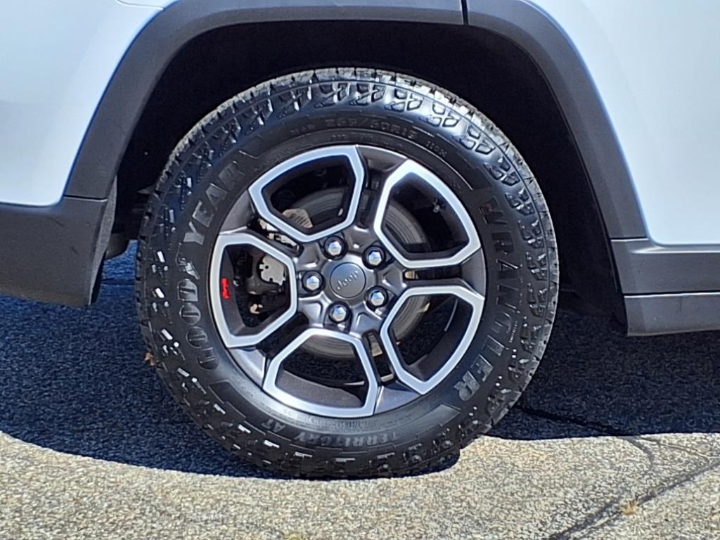 2022 Jeep Grand Cherokee Trailhawk photo 2