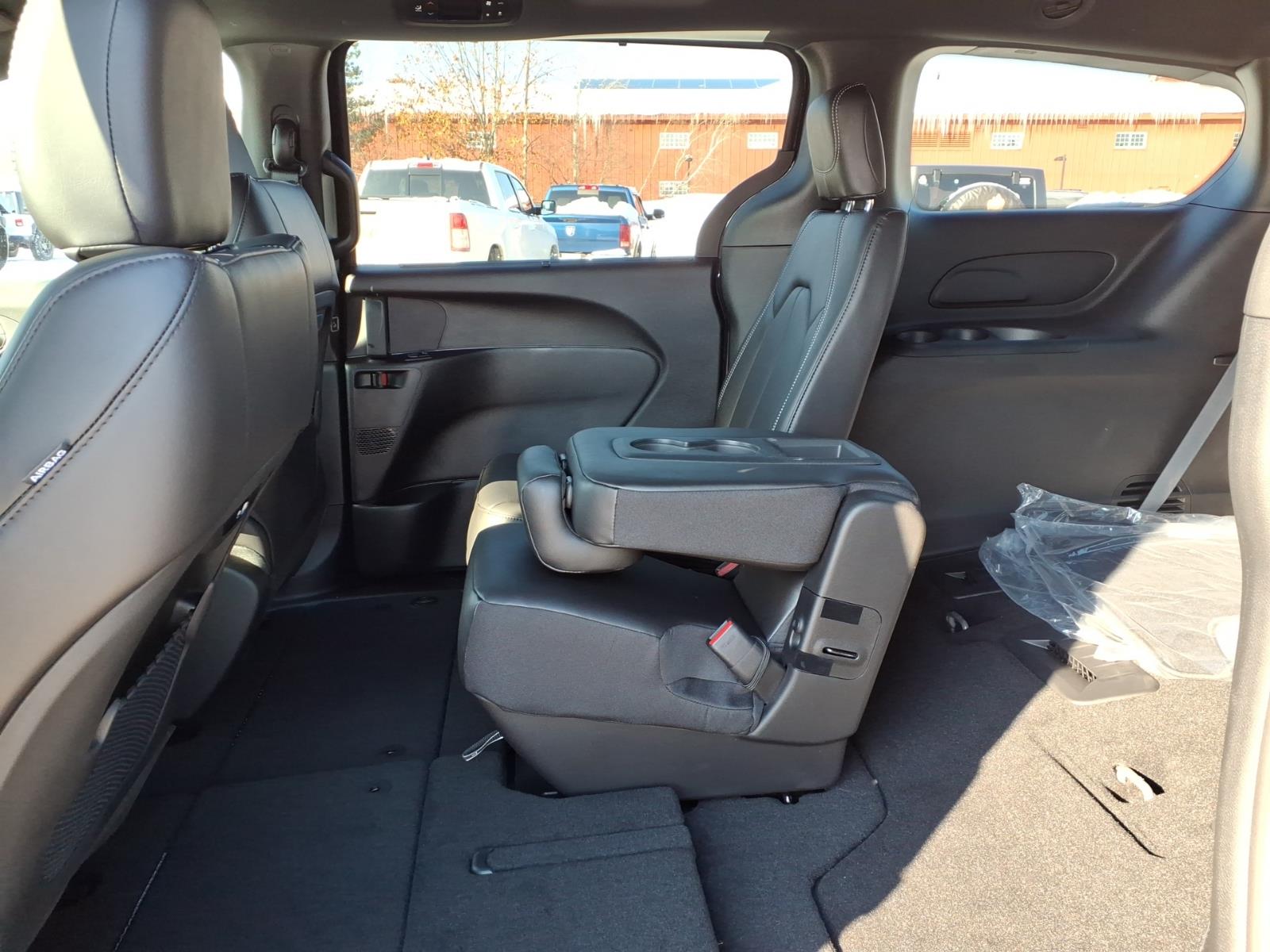 2026 Chrysler Pacifica Select - Photo 10