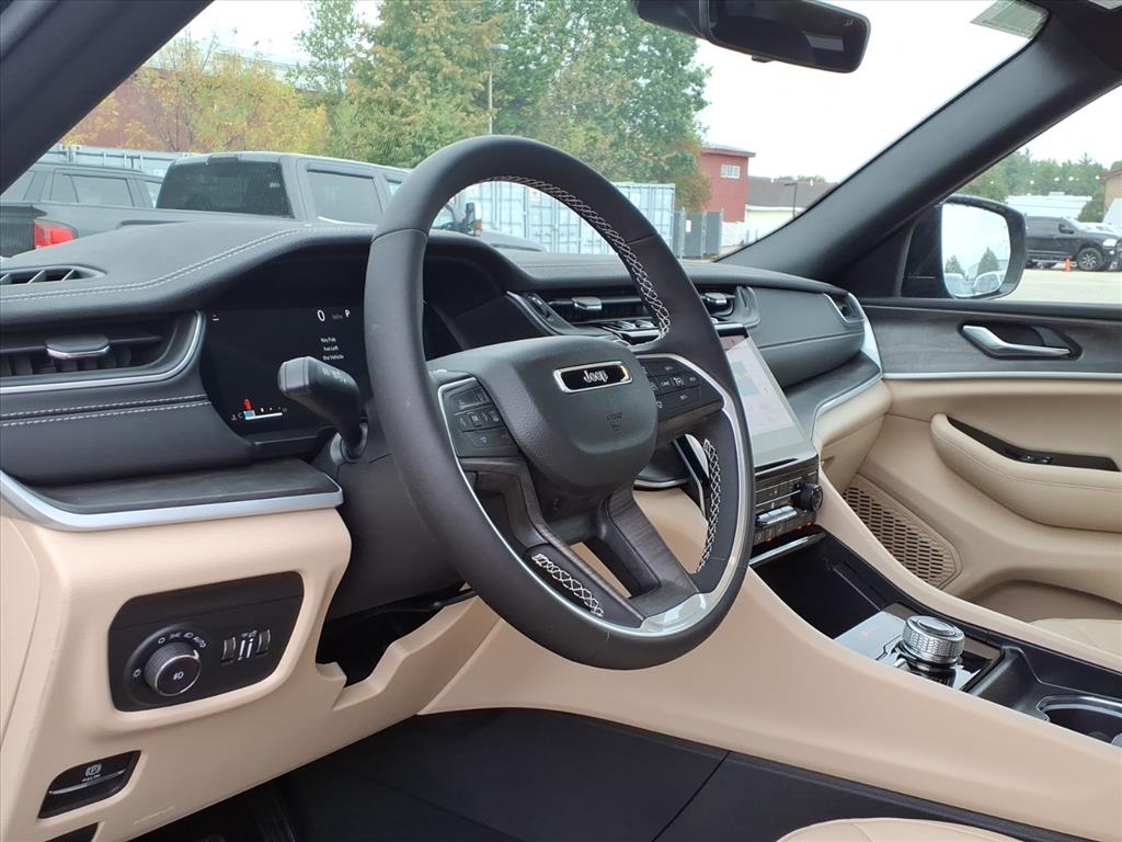 2025 Jeep Grand Cherokee Limited photo 3