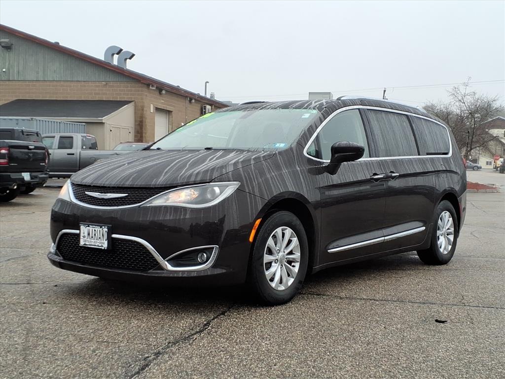 2018 Chrysler Pacifica Touring Plus photo 3