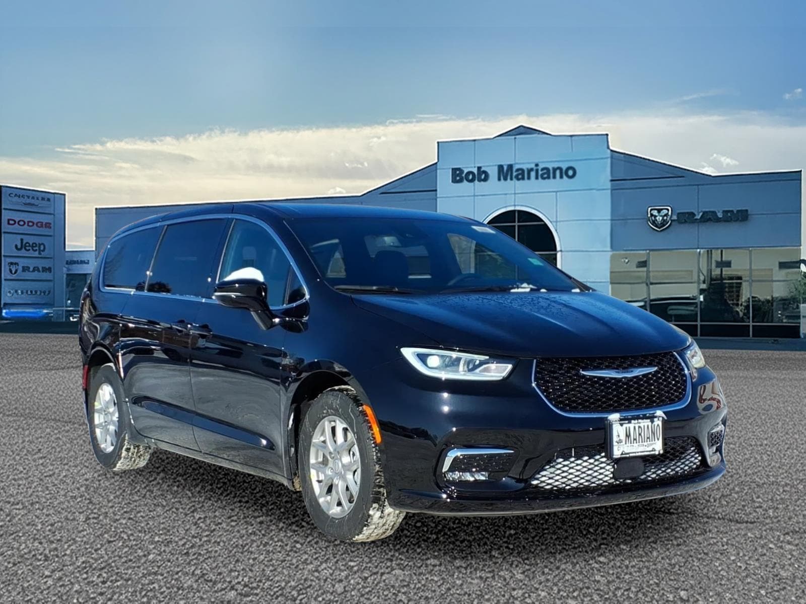 2026 Chrysler Pacifica Select's photo