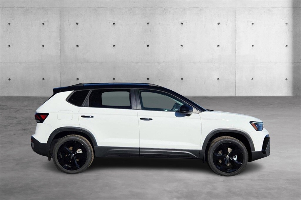 2025 Volkswagen Taos SE photo 2