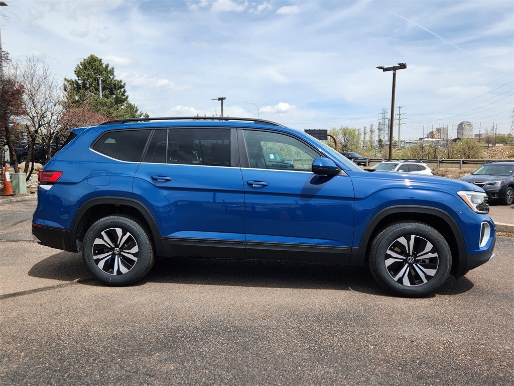 2025 Volkswagen Atlas Cross Sport SE photo 2