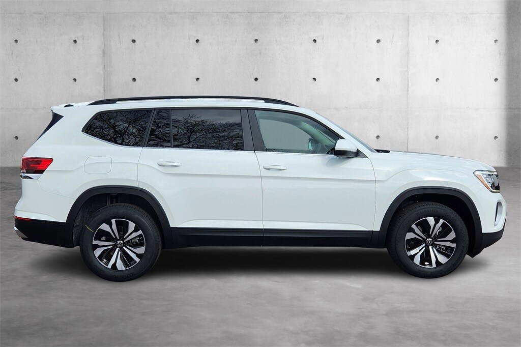 2025 Volkswagen Atlas SE photo 2