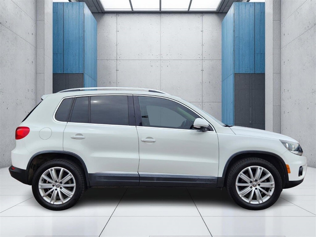 2015 Volkswagen Tiguan SEL photo 2