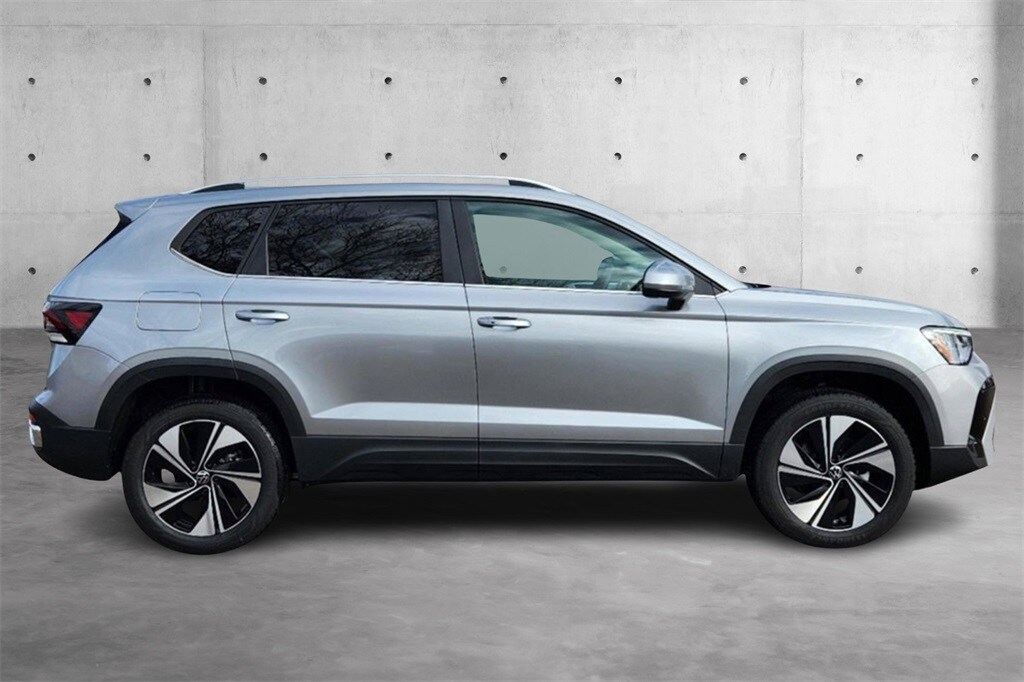 2025 Volkswagen Taos SE photo 2
