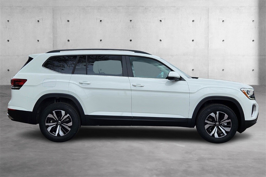 2025 Volkswagen Atlas SE photo 2