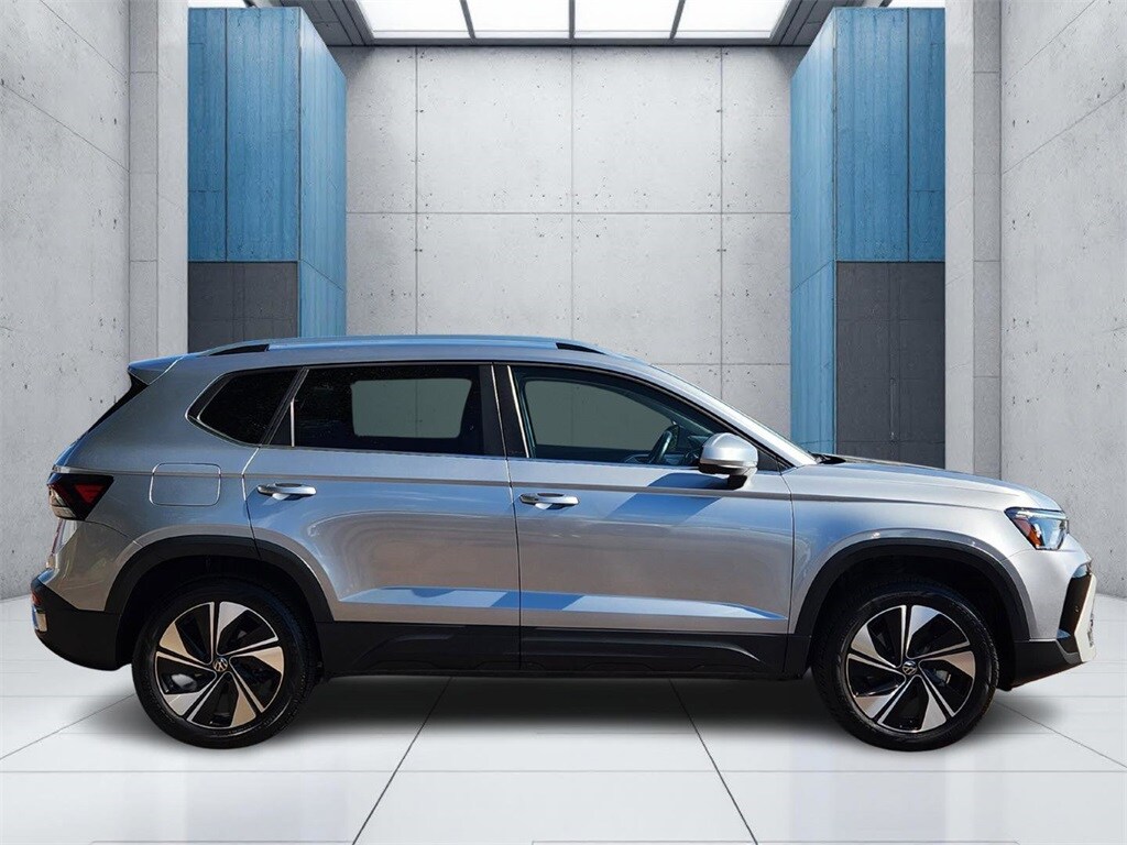 2025 Volkswagen Taos SE photo 2