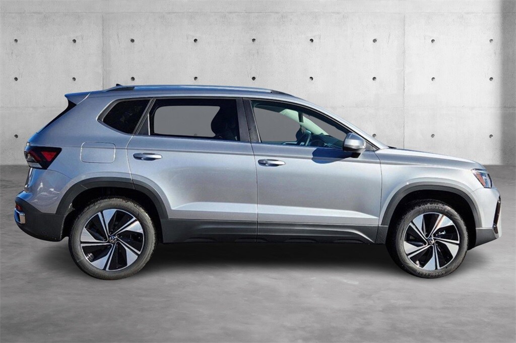 2025 Volkswagen Taos SE photo 2