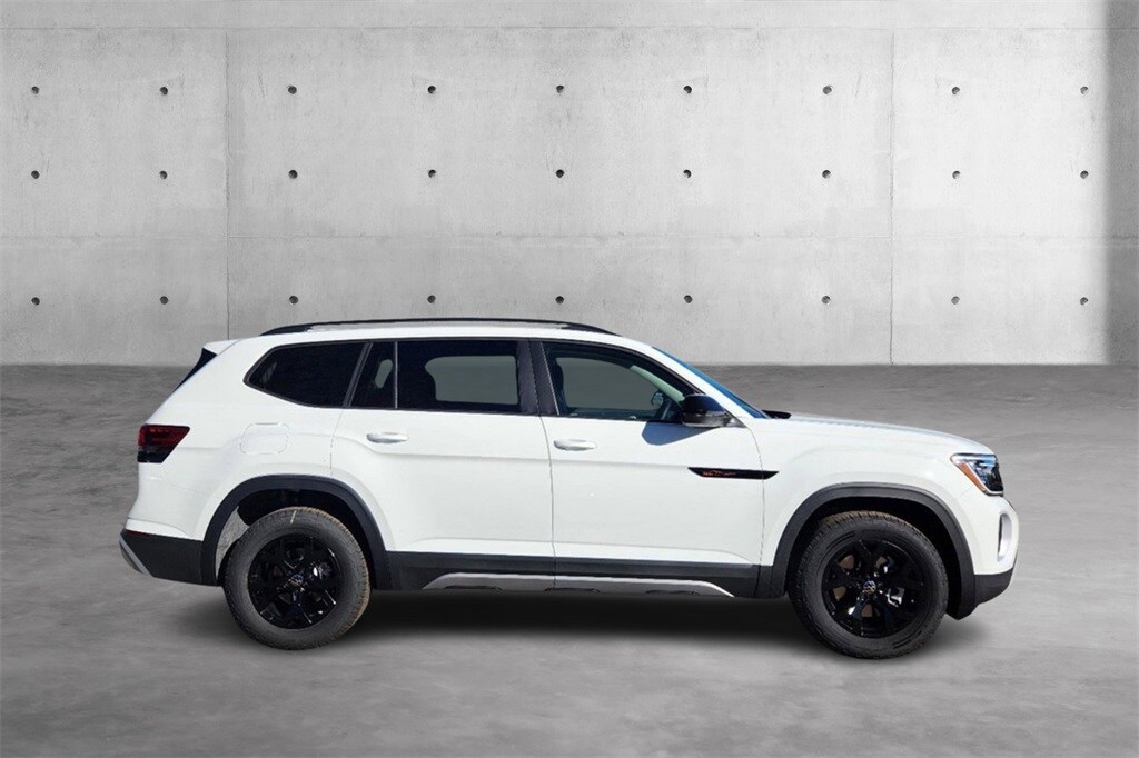 2025 Volkswagen Atlas Peak Edition photo 2