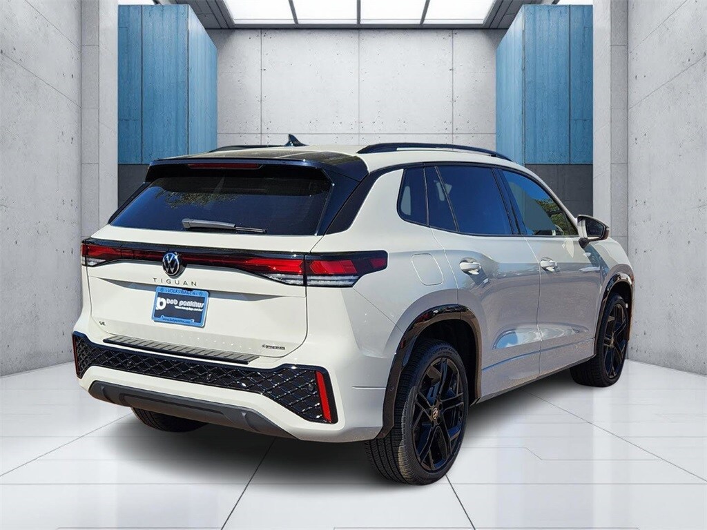 2025 Volkswagen Tiguan SE R-Line Black photo 3