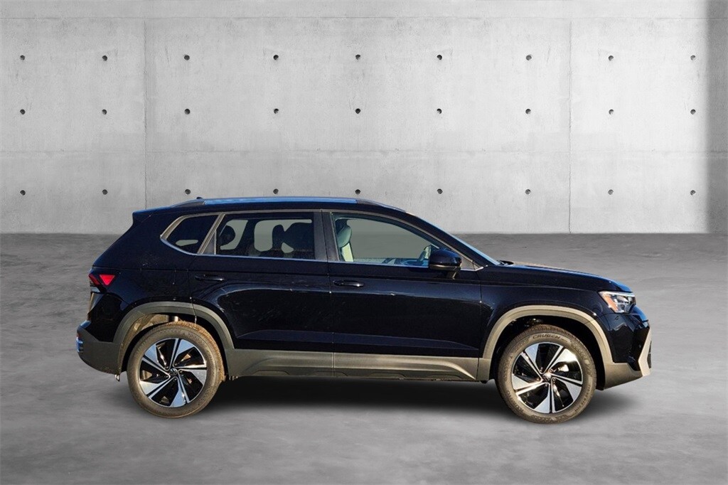 2025 Volkswagen Taos SE photo 2