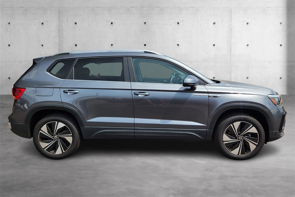 2024 Volkswagen Taos SE photo 2