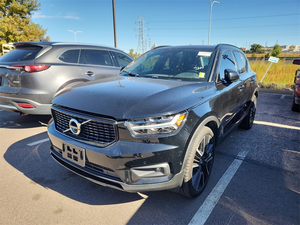 2019 Volvo XC40 R-Design photo 2