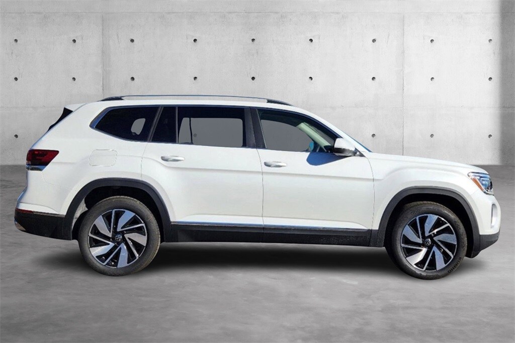 2025 Volkswagen Atlas SEL photo 2