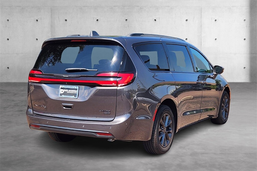 2021 Chrysler Pacifica Limited photo 3