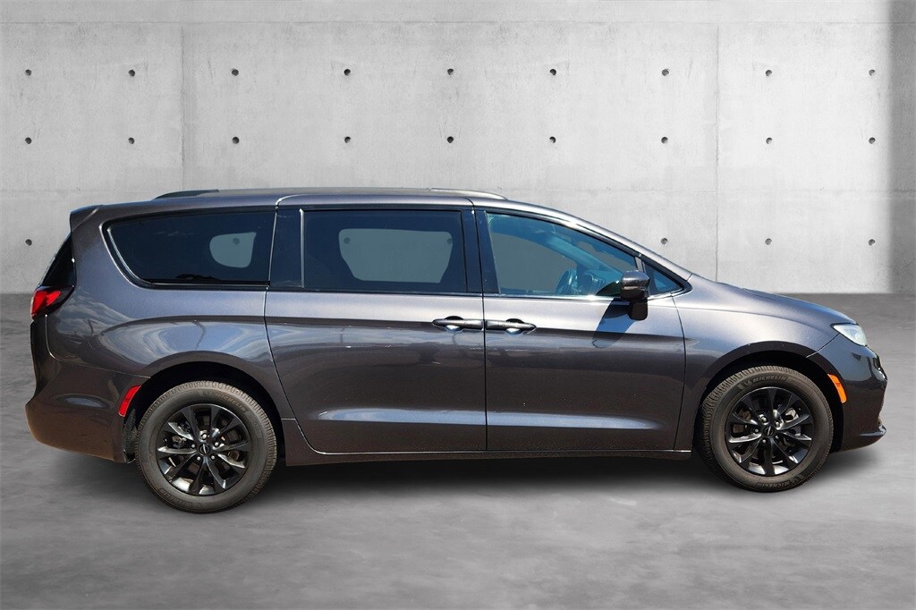 2021 Chrysler Pacifica Limited photo 2