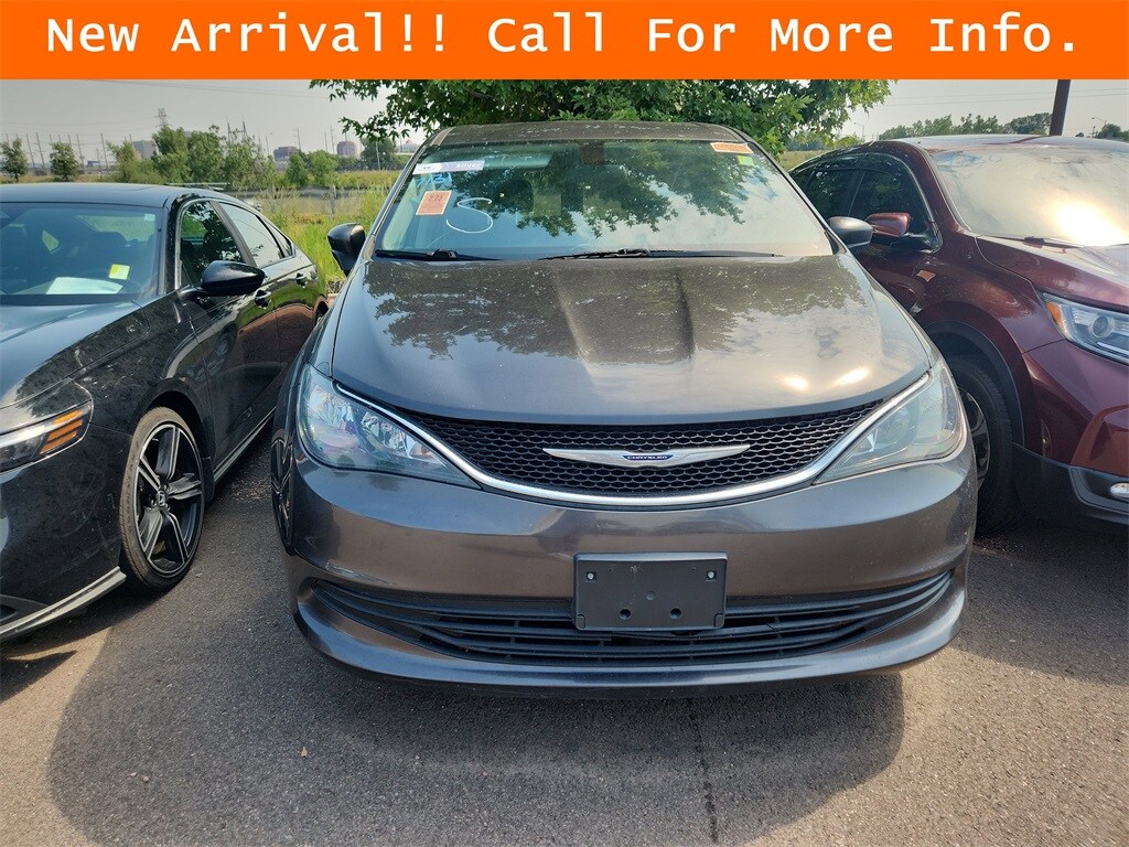 2019 Chrysler Pacifica Touring photo 2
