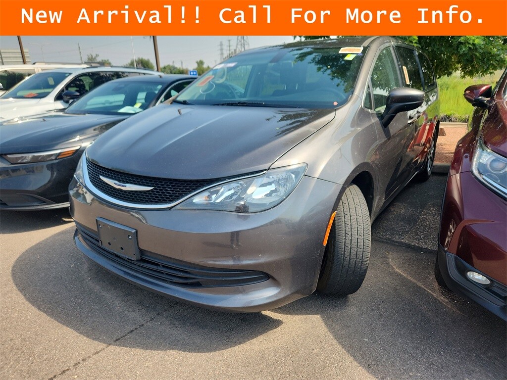 2019 Chrysler Pacifica Touring photo 3