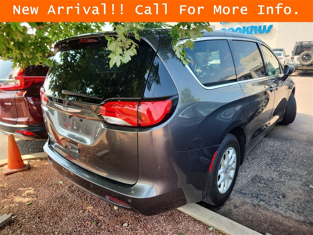2019 Chrysler Pacifica Touring photo 4