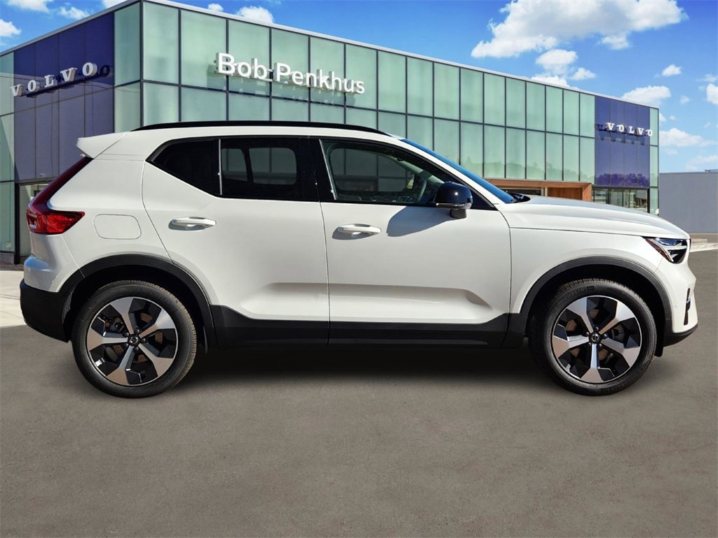2026 Volvo XC40 AWD Plus photo 2