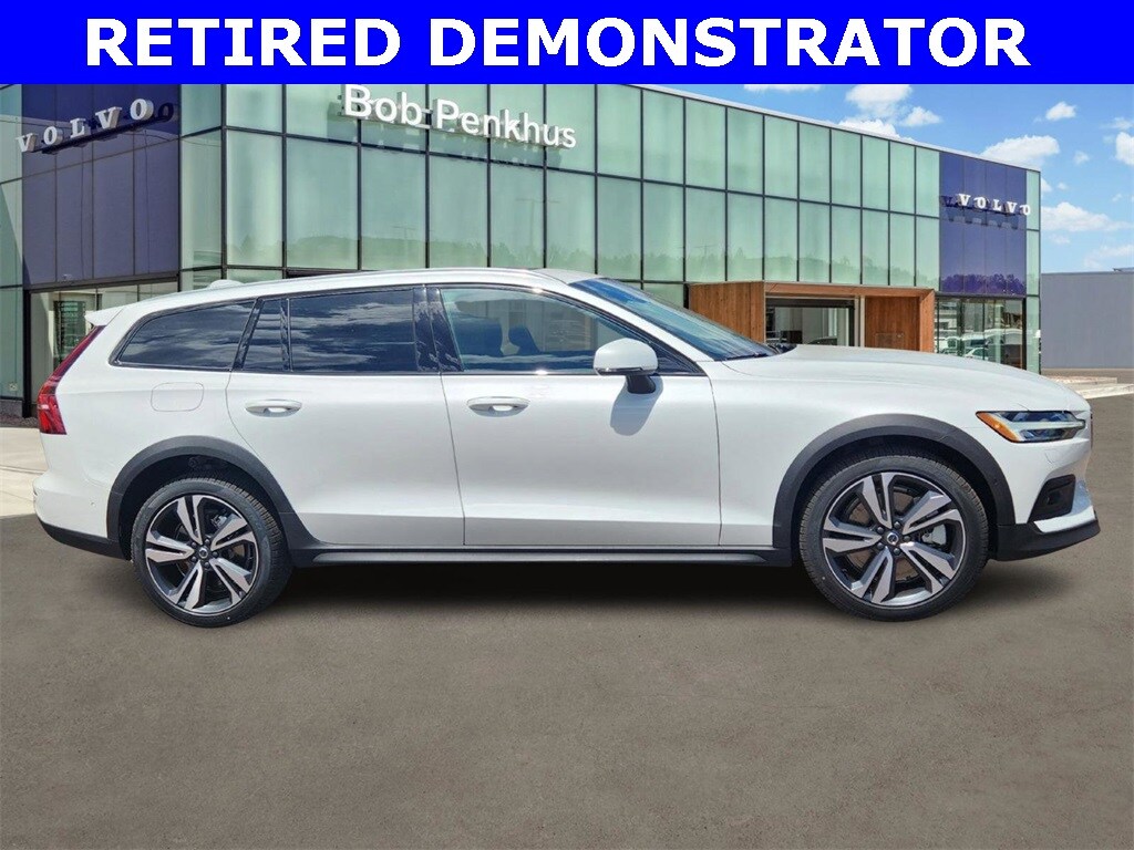 2025 Volvo V60 Cross Country B5 Plus photo 2