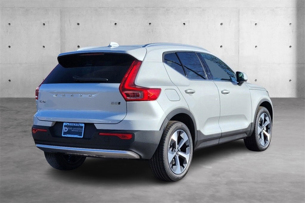 2025 Volvo XC40 Core photo 3
