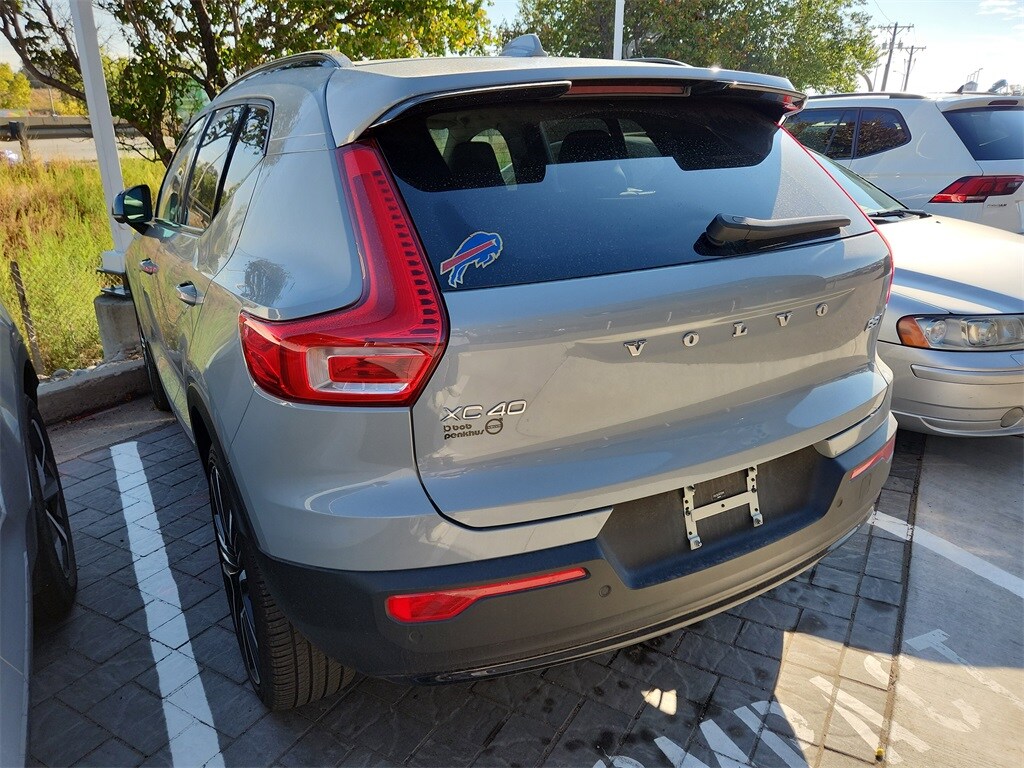 2024 Volvo XC40 Plus photo 3