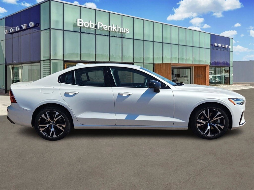 2025 Volvo S60 B5 AWD photo 2