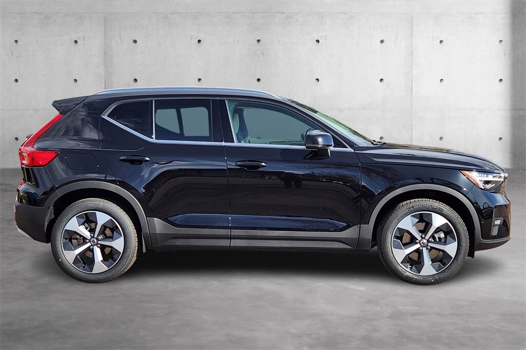 2025 Volvo XC40 Plus photo 2