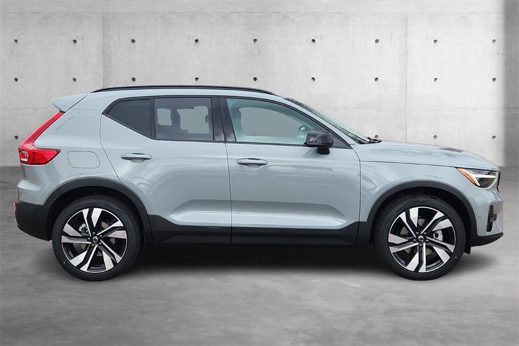 2025 Volvo XC40 photo 2