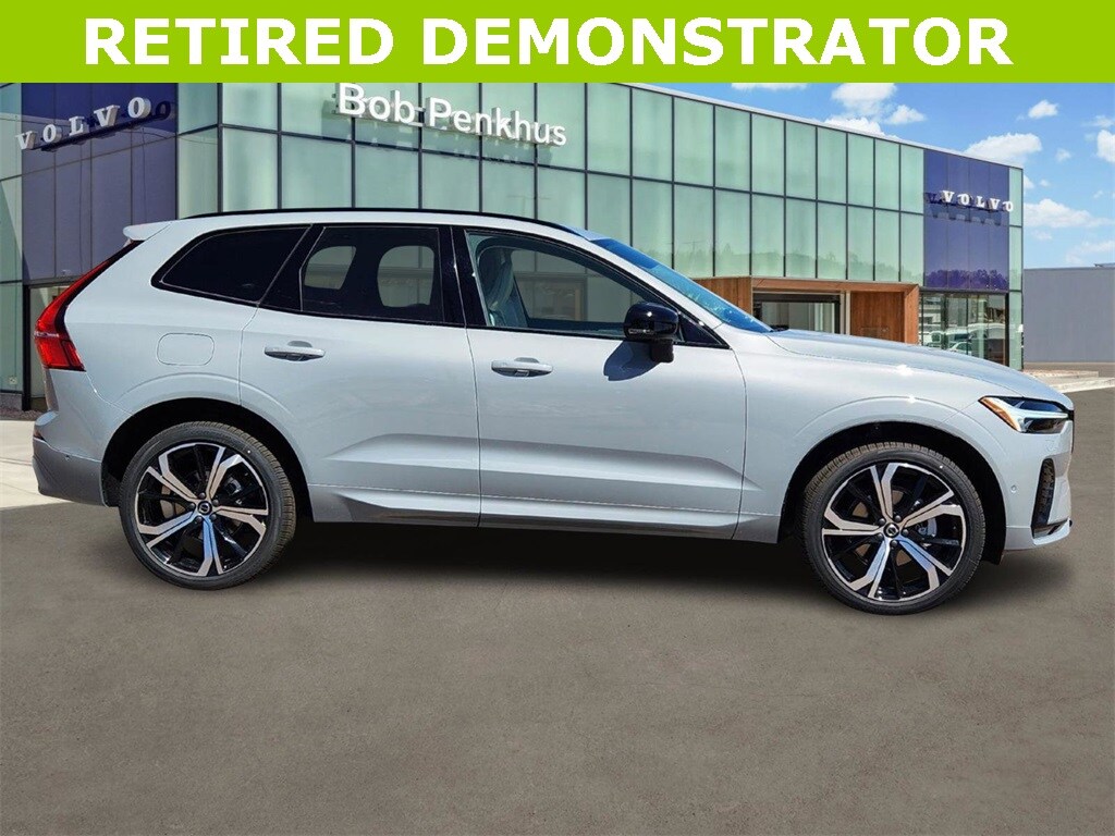 2025 Volvo XC60 B5 Hybrid photo 2