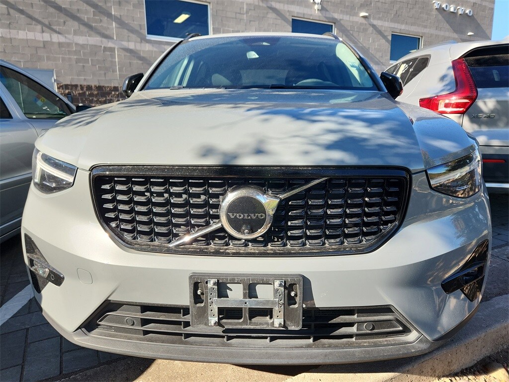 2024 Volvo XC40 Plus photo 2