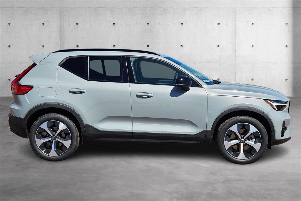 2025 Volvo XC40 Plus photo 2