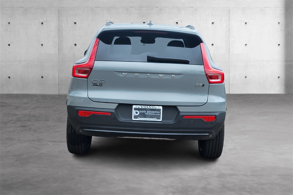 2025 Volvo XC40 photo 4