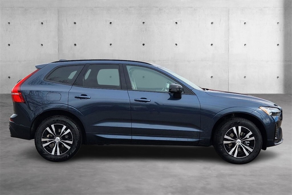 2025 Volvo XC60 B5 Core photo 2